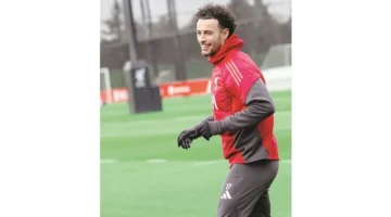 تأجيل مفاجئ.. جونز يدرس عرض إنتر ميلان للانتقال